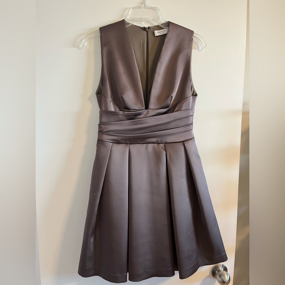 Elegant Sleeveless Dress in Gray